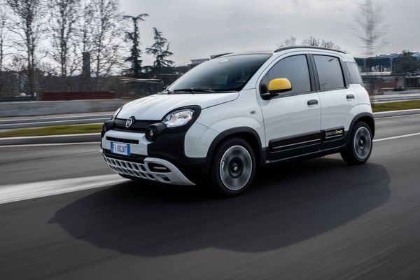 Die teuren Investitionen in Fahrerassistenzsysteme hat bei Fiat nur der Panda erhalten, der sich weltweit besser verkauft als der technisch verwandte 500. Foto: Fiat_Stellantis